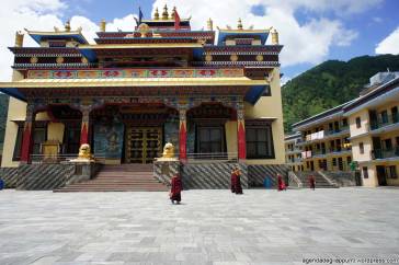 sette giorni in nepal giovani monaci tibetani al monastero di dollu cose da vedere nella valle di kathmandu