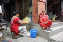 sette giorni in nepal donne sulla strada lavorano il riso valle di kathmandu cosa vedere