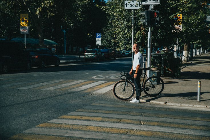 un ciclista una bicicletta e strisce pedonali