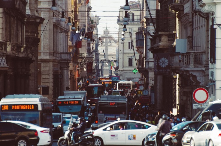 il traffico nella città di Roma soffoca le strade e anche la popolazione