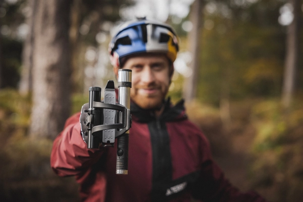 un ciclista tiene in mano l'ultima novità in campo di attrezzi multiuso per la meccanica di emergenza in bicicletta